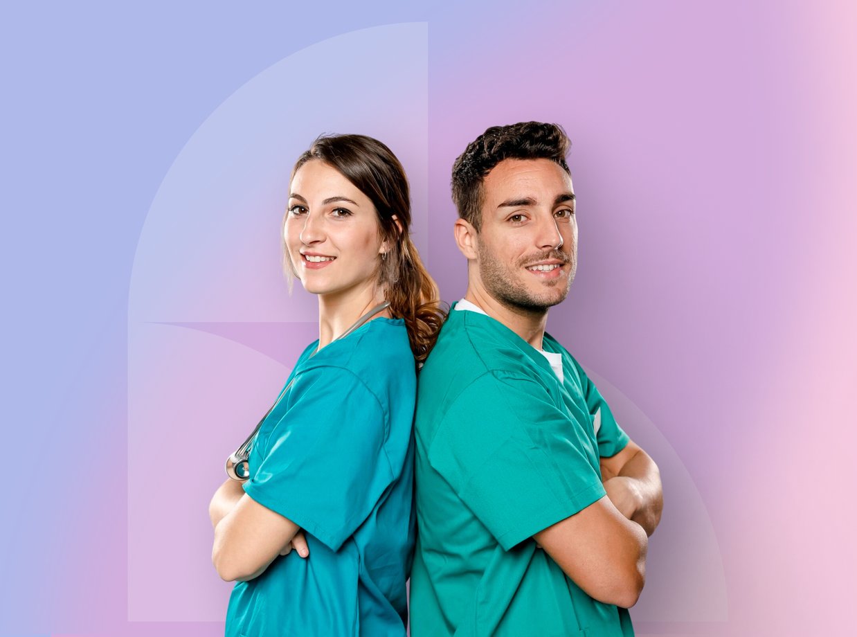Dos profesionales sanitarios con bata verde y fonendoscopio